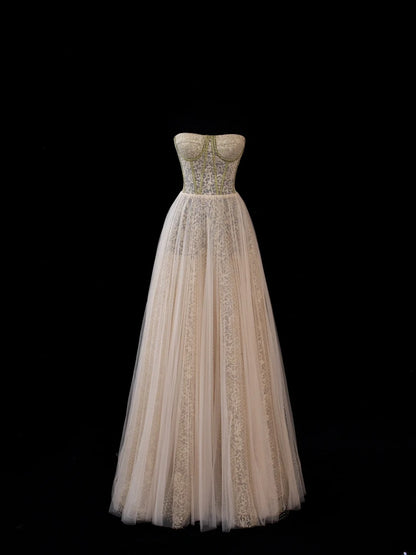 Elegantes, trägerloses, langes, formelles Abendkleid aus champagnerfarbenem Tüll und Spitze in A-Linie – perfekt für Dinnerpartys und festliche Anlässe (Modell AS583).