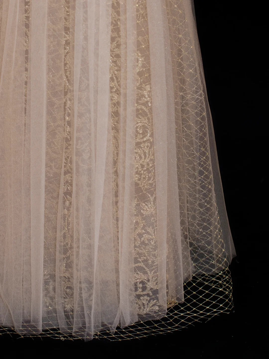 Elegantes, trägerloses, langes, formelles Abendkleid aus champagnerfarbenem Tüll und Spitze in A-Linie – perfekt für Dinnerpartys und festliche Anlässe (Modell AS583).