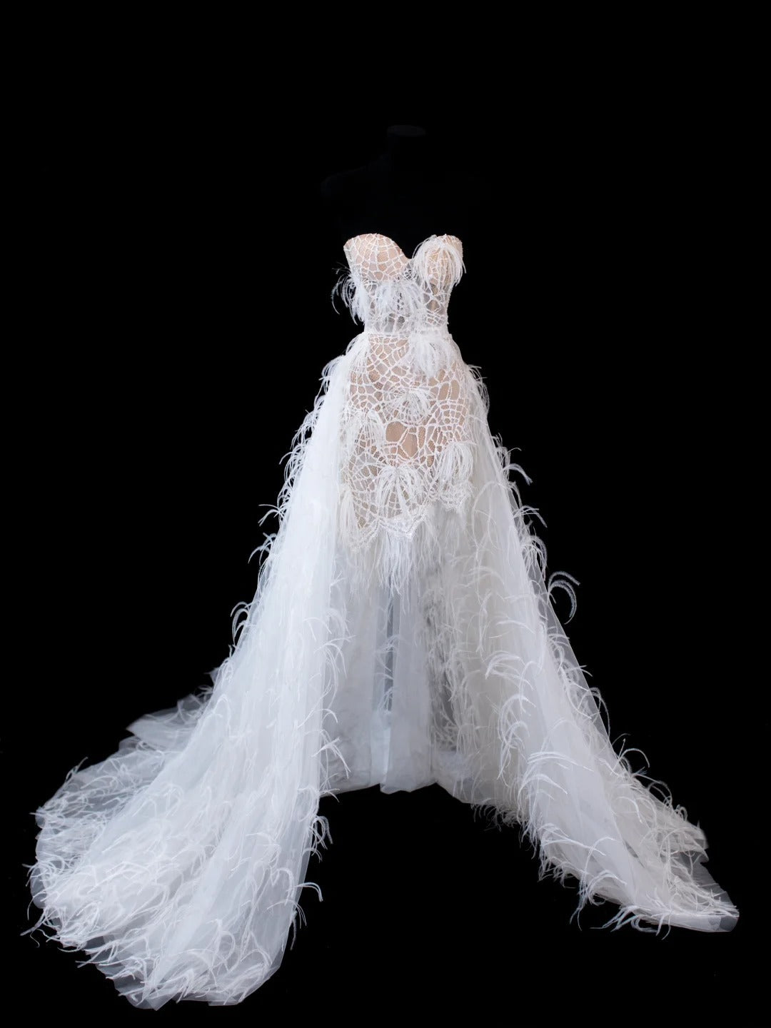 Zeitloses, kurzes, figurbetontes Vintage-Brautkleid im Stil der 1920er Jahre mit A-Linien-Schnitt, trägerlos, ärmellos, aus weißer Spitze mit Federn, AS584
