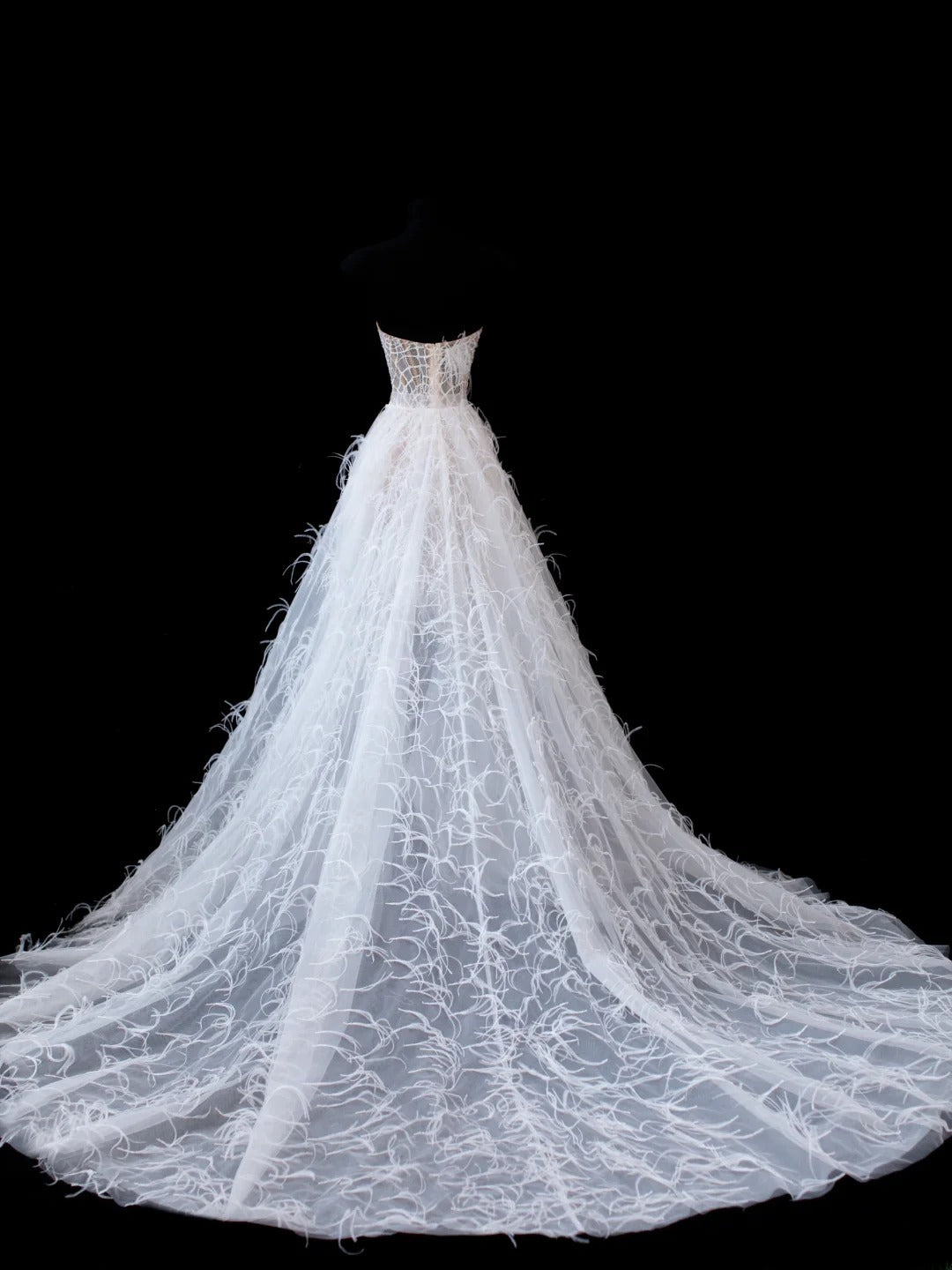 Zeitloses, kurzes, figurbetontes Vintage-Brautkleid im Stil der 1920er Jahre mit A-Linien-Schnitt, trägerlos, ärmellos, aus weißer Spitze mit Federn, AS584