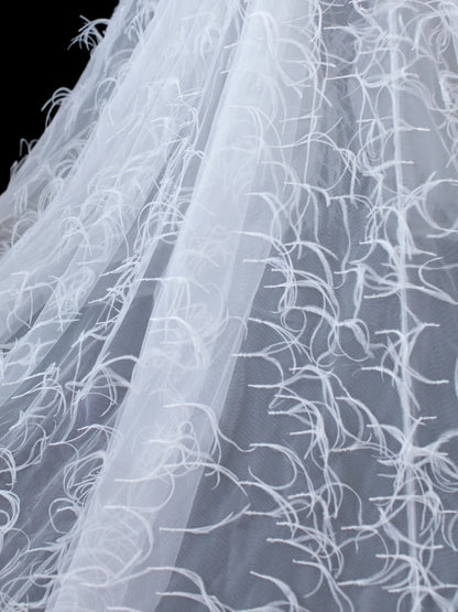 Zeitloses, kurzes, figurbetontes Vintage-Brautkleid im Stil der 1920er Jahre mit A-Linien-Schnitt, trägerlos, ärmellos, aus weißer Spitze mit Federn, AS584