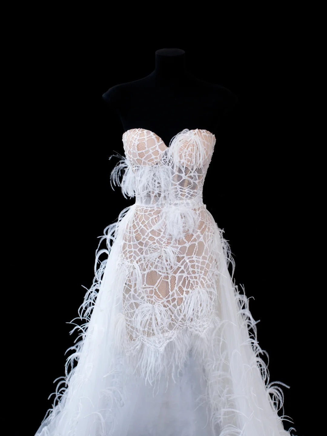 Zeitloses, kurzes, figurbetontes Vintage-Brautkleid im Stil der 1920er Jahre mit A-Linien-Schnitt, trägerlos, ärmellos, aus weißer Spitze mit Federn, AS584