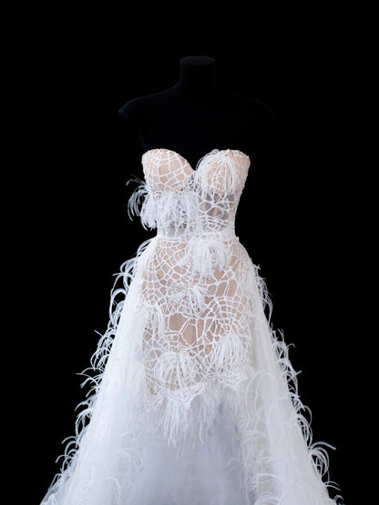 Zeitloses, kurzes, figurbetontes Vintage-Brautkleid im Stil der 1920er Jahre mit A-Linien-Schnitt, trägerlos, ärmellos, aus weißer Spitze mit Federn, AS584