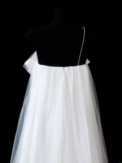 Zeitloses, figurbetontes, langes Vintage-Brautkleid im Stil der 1920er Jahre aus weißem Tüll in A-Linie, mit One-Shoulder-Schnitt (Modell AS598)