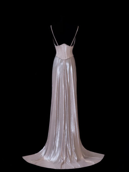 Robe de bal longue de soirée chic et élégante en satin rose satiné à fines bretelles spaghetti et fente style cape AS600
