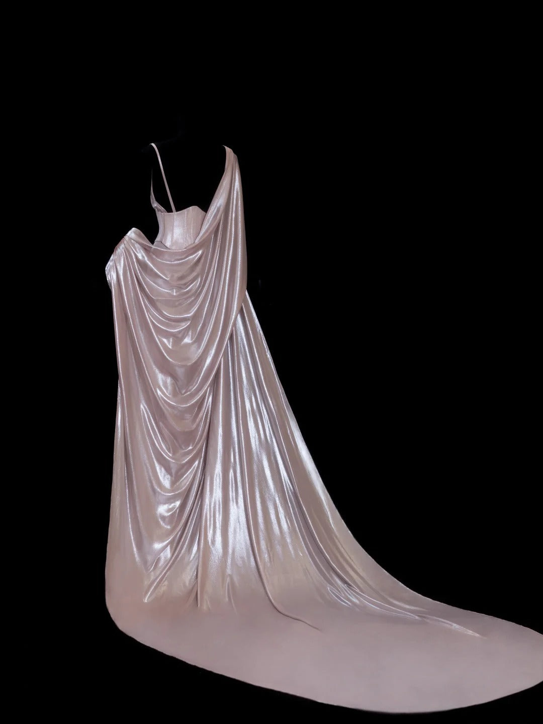 Robe de bal longue de soirée chic et élégante en satin rose satiné à fines bretelles spaghetti et fente style cape AS600