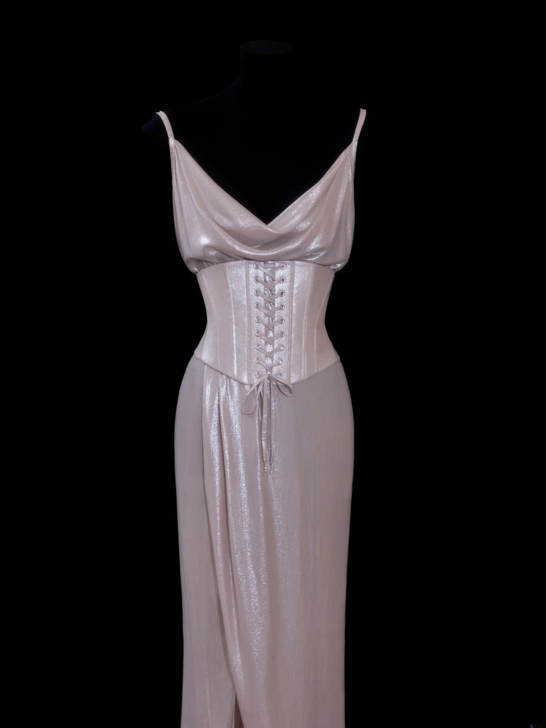 Robe de bal longue de soirée chic et élégante en satin rose satiné à fines bretelles spaghetti et fente style cape AS600