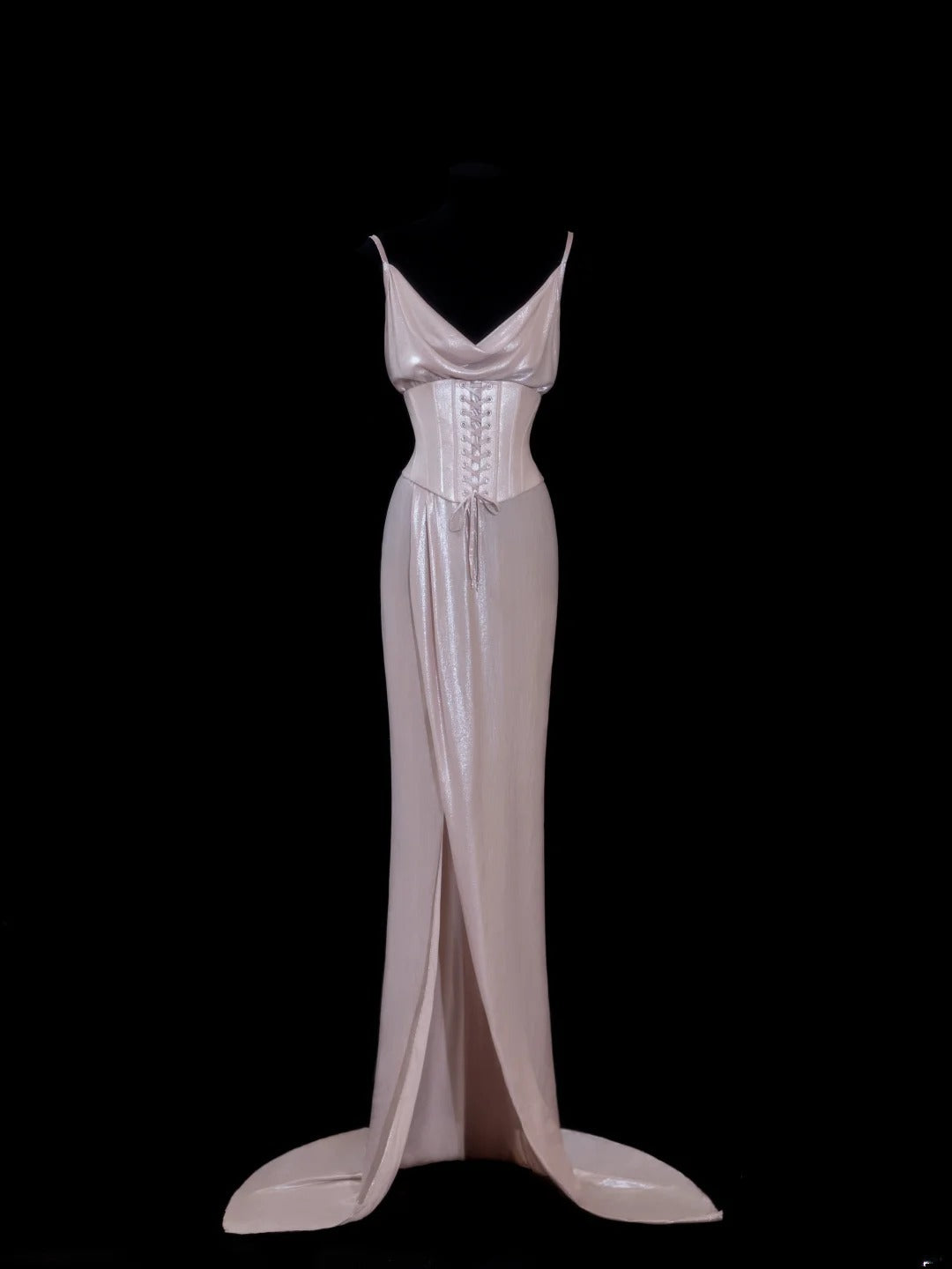 Robe de bal longue de soirée chic et élégante en satin rose satiné à fines bretelles spaghetti et fente style cape AS600