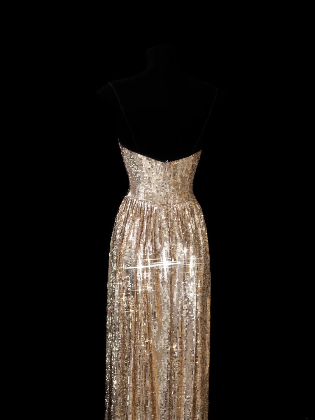 Robe de soirée longue élégante à bretelles spaghetti et sequins dorés, coupe trapèze, style chic et sophistiqué (AS602)