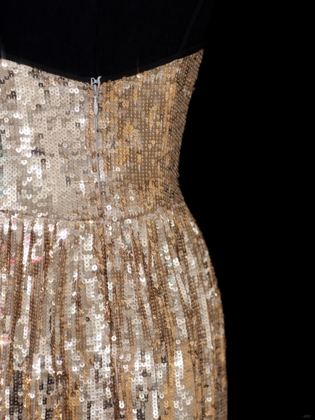 Robe de soirée longue élégante à bretelles spaghetti et sequins dorés, coupe trapèze, style chic et sophistiqué (AS602)