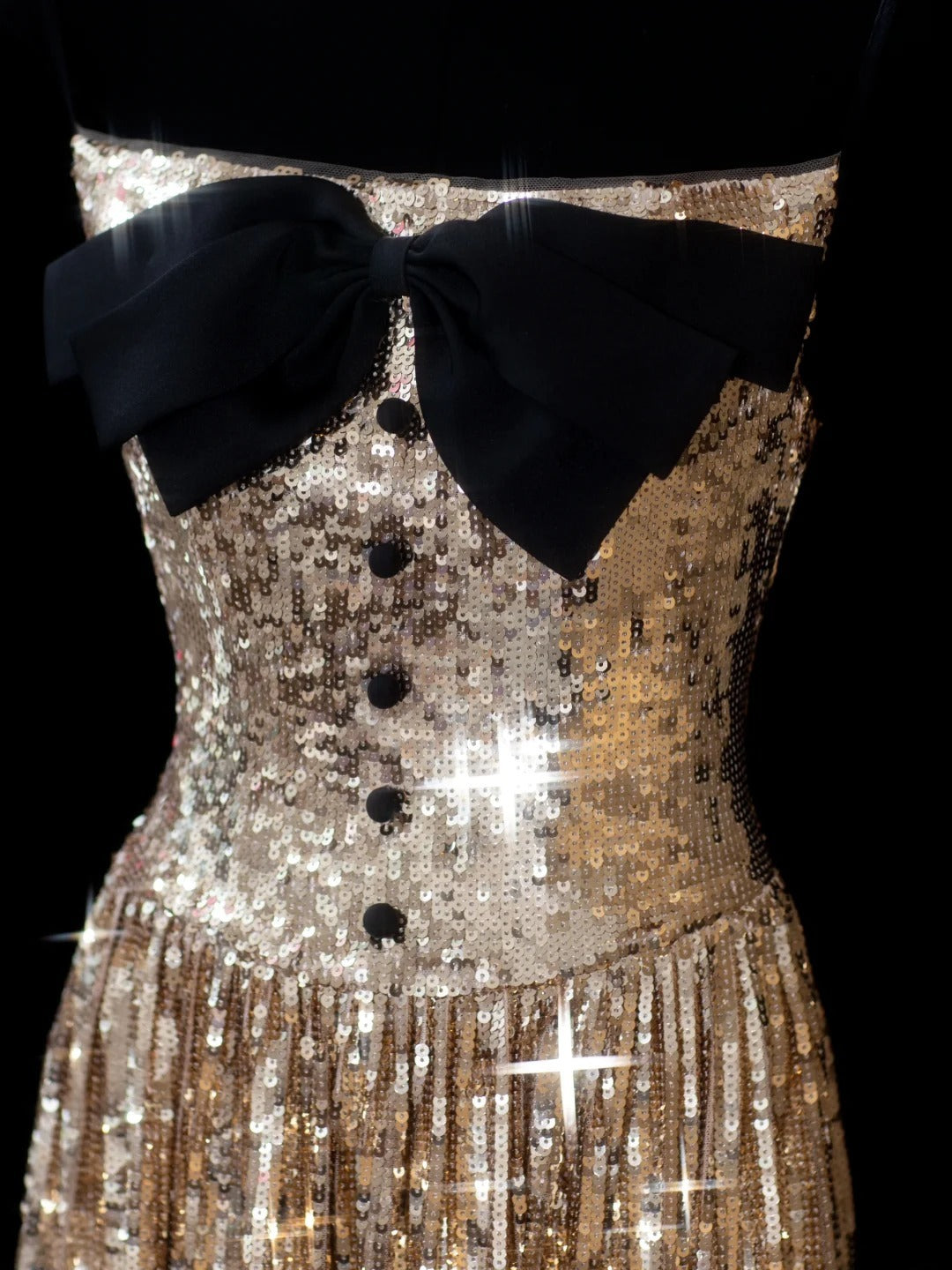 Robe de soirée longue élégante à bretelles spaghetti et sequins dorés, coupe trapèze, style chic et sophistiqué (AS602)