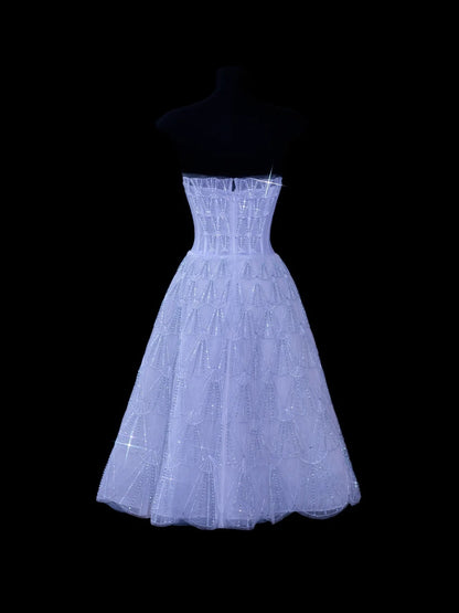 Elegantes, trägerloses Ballkleid aus lila Tüll mit Perlen – ein echter Hingucker! Midi-Länge, perfekt für Abschlussball und Party. AS608
