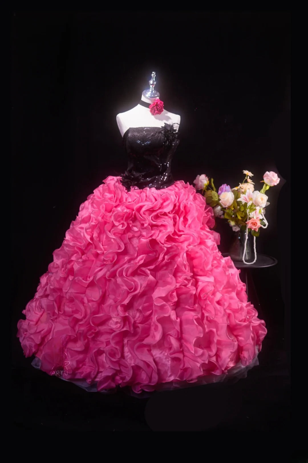 Charming Ball Gown Black Pink Strapless Quinceanera Dresses With Tiered For Sweet 15 Anos Celebration Birthday Formal Gown RB8787