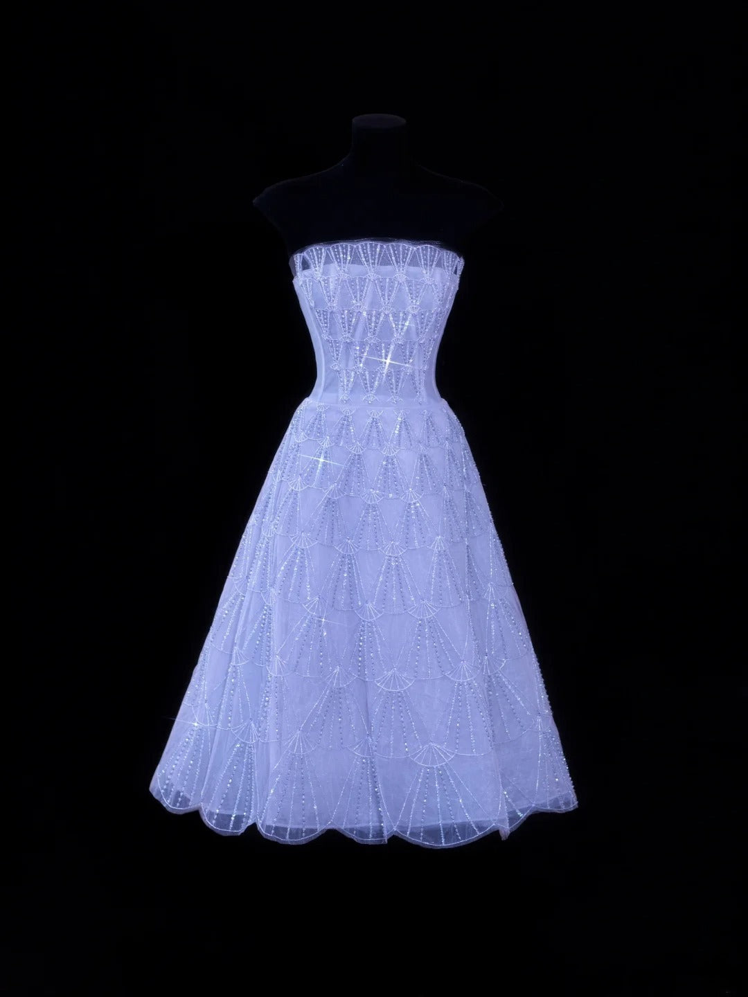 Elegantes, trägerloses Ballkleid aus lila Tüll mit Perlen – ein echter Hingucker! Midi-Länge, perfekt für Abschlussball und Party. AS608