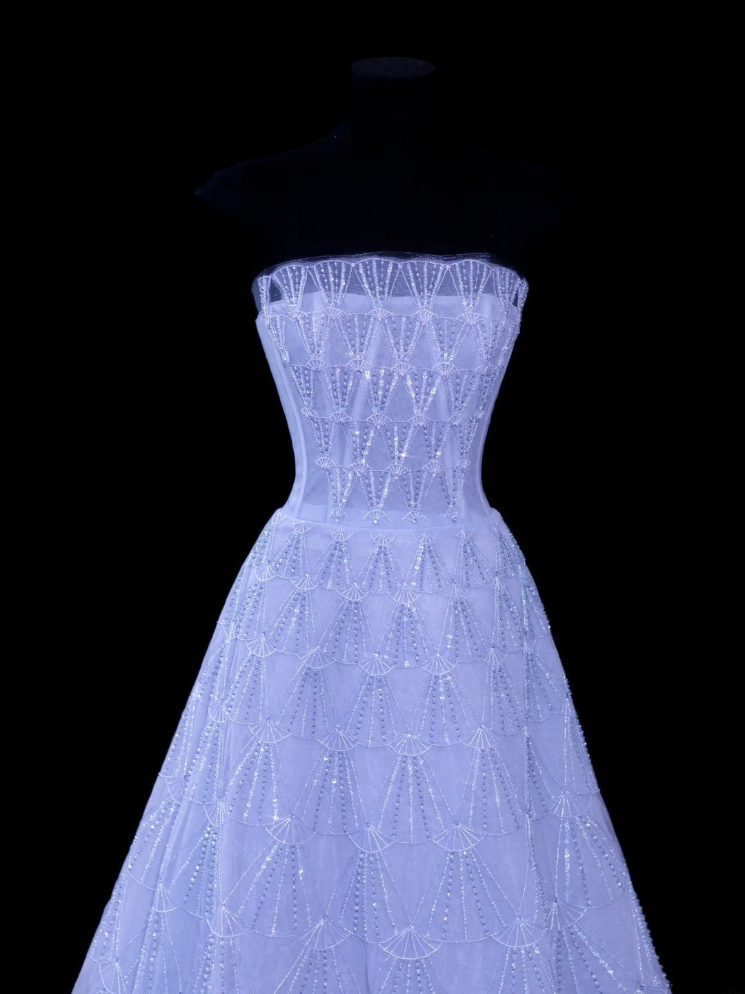 Elegantes, trägerloses Ballkleid aus lila Tüll mit Perlen – ein echter Hingucker! Midi-Länge, perfekt für Abschlussball und Party. AS608