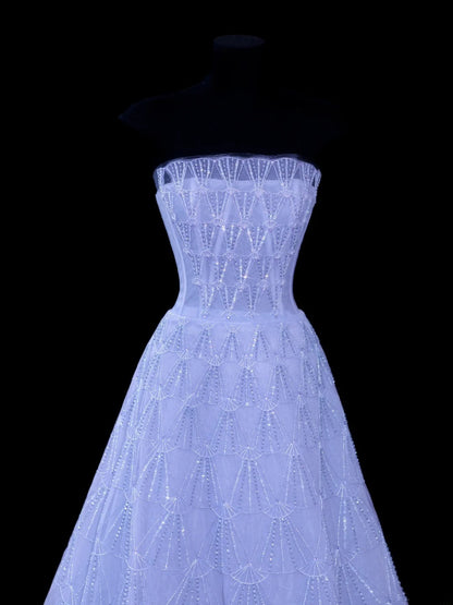 Elegantes, trägerloses Ballkleid aus lila Tüll mit Perlen – ein echter Hingucker! Midi-Länge, perfekt für Abschlussball und Party. AS608