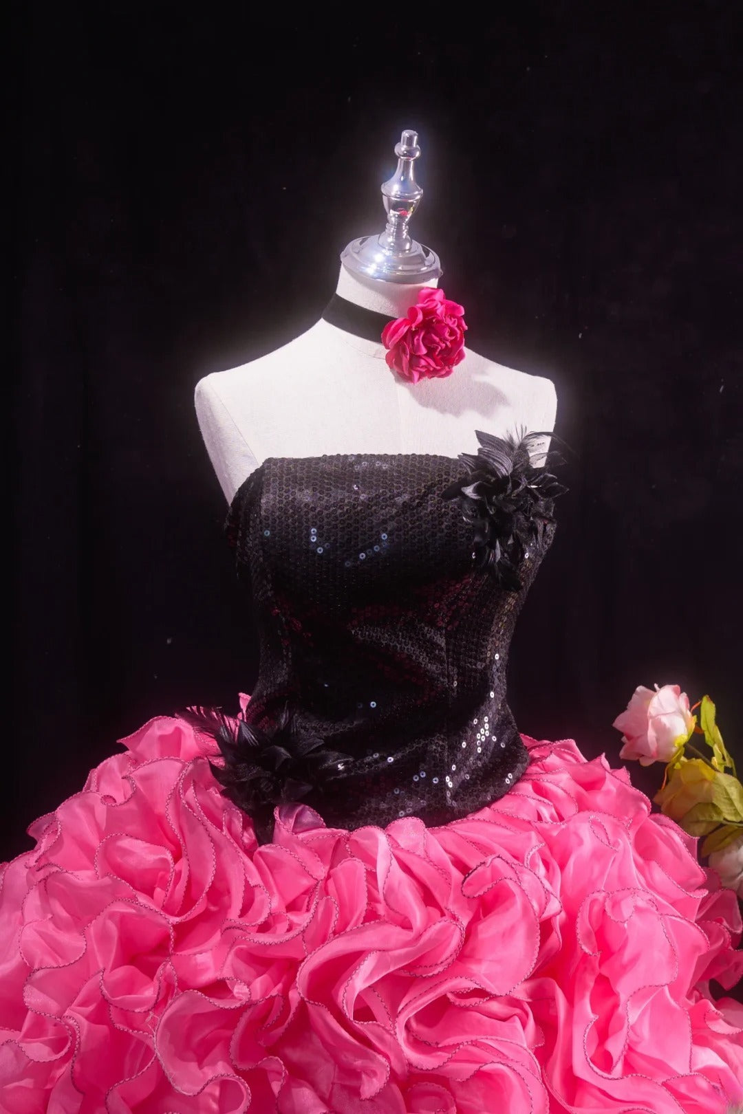 Charming Ball Gown Black Pink Strapless Quinceanera Dresses With Tiered For Sweet 15 Anos Celebration Birthday Formal Gown RB8787