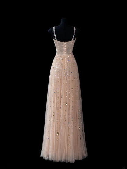 Robe de soirée élégante en tulle champagne, coupe trapèze, bretelles spaghetti, longue et sophistiquée. Tenue de dîner chic. AS609