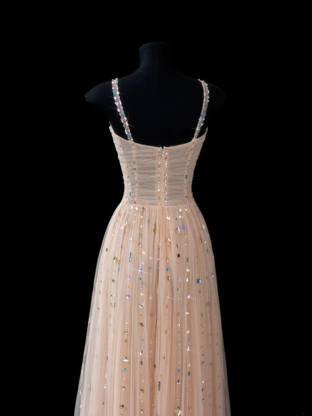 Robe de soirée élégante en tulle champagne, coupe trapèze, bretelles spaghetti, longue et sophistiquée. Tenue de dîner chic. AS609