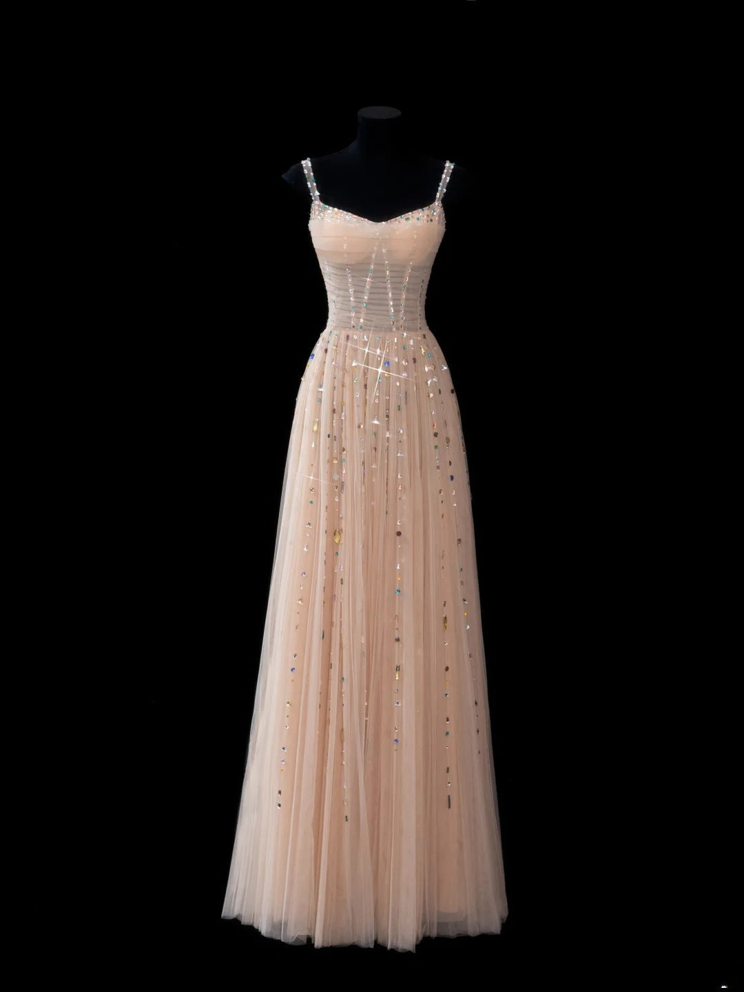 Robe de soirée élégante en tulle champagne, coupe trapèze, bretelles spaghetti, longue et sophistiquée. Tenue de dîner chic. AS609