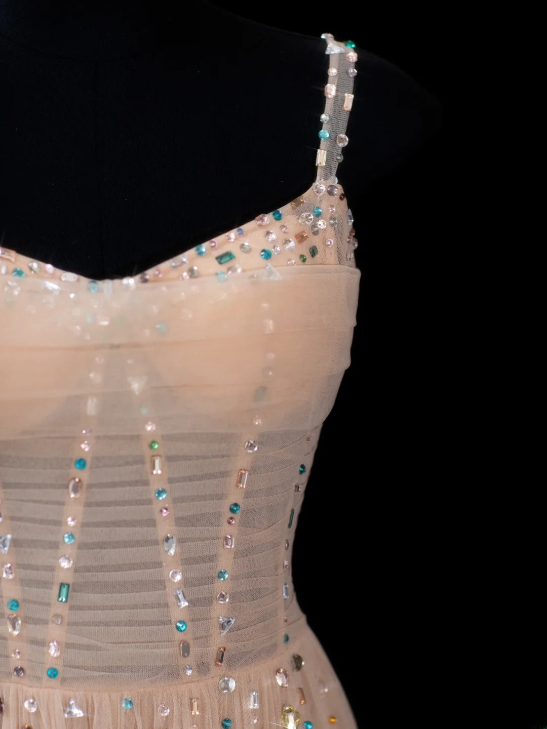 Robe de soirée élégante en tulle champagne, coupe trapèze, bretelles spaghetti, longue et sophistiquée. Tenue de dîner chic. AS609