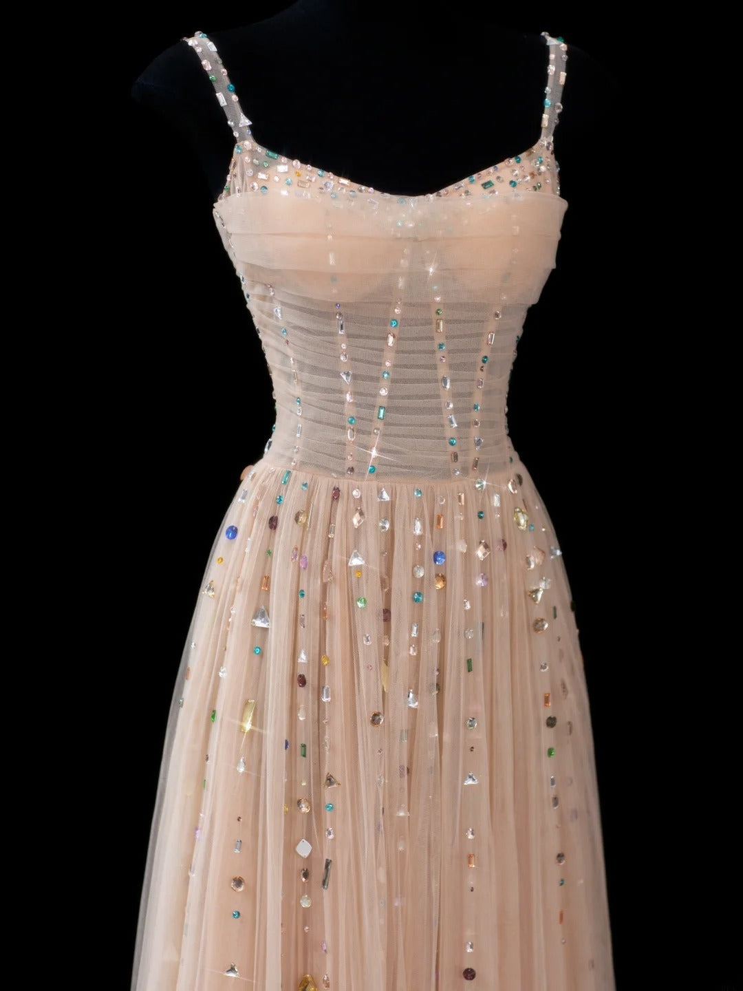 Robe de soirée élégante en tulle champagne, coupe trapèze, bretelles spaghetti, longue et sophistiquée. Tenue de dîner chic. AS609