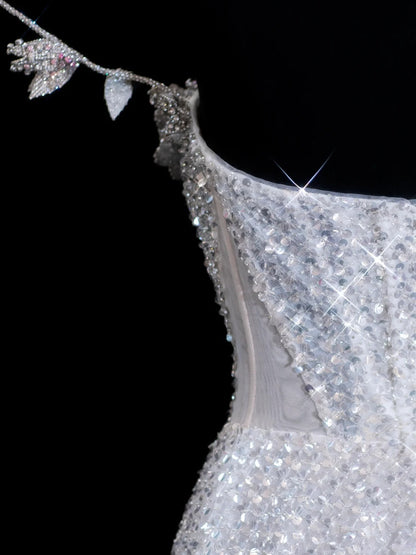 Elegantes, langes, weißes Paillettenkleid in A-Linie mit Spaghettiträgern – perfekt für festliche Anlässe wie Abschlussball, Dinner oder Party (Modell AS614).