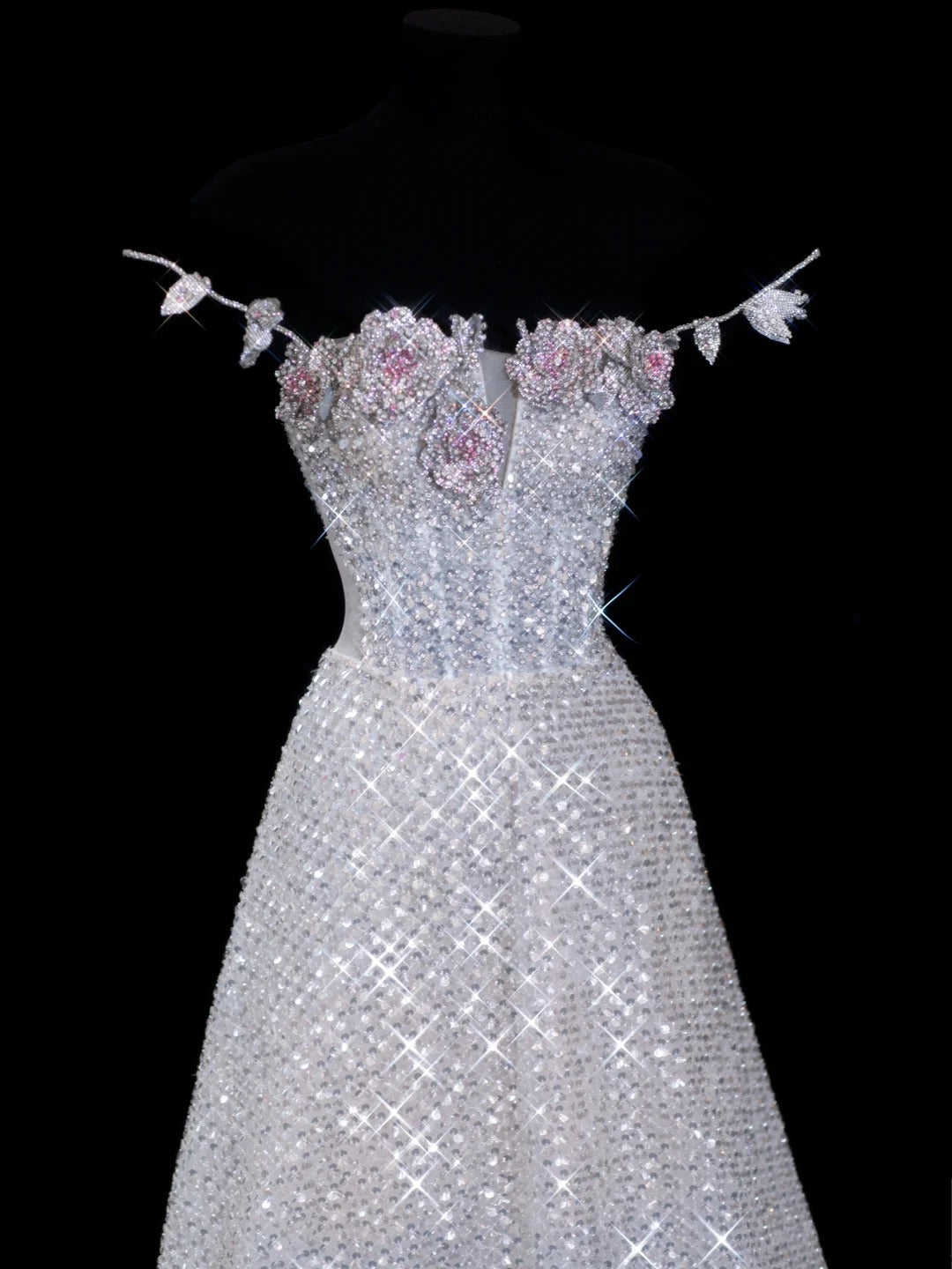 Elegantes, langes, weißes Paillettenkleid in A-Linie mit Spaghettiträgern – perfekt für festliche Anlässe wie Abschlussball, Dinner oder Party (Modell AS614).