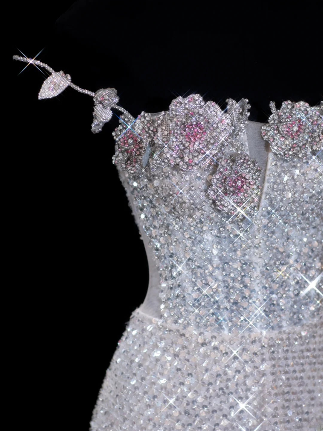 Elegantes, langes, weißes Paillettenkleid in A-Linie mit Spaghettiträgern – perfekt für festliche Anlässe wie Abschlussball, Dinner oder Party (Modell AS614).