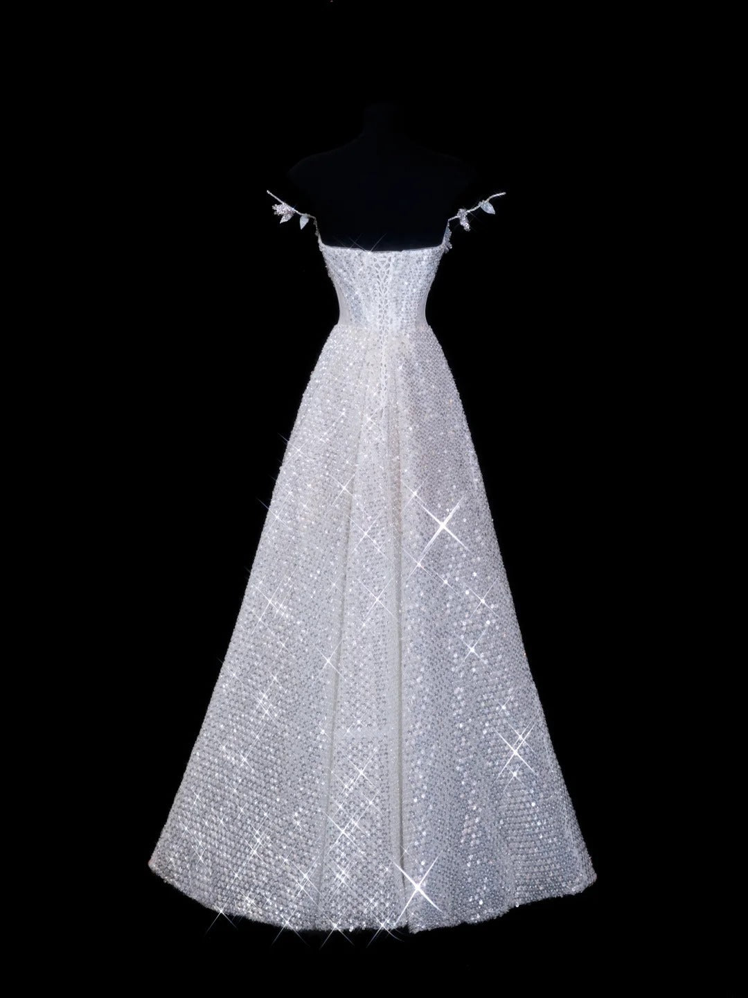 Elegantes, langes, weißes Paillettenkleid in A-Linie mit Spaghettiträgern – perfekt für festliche Anlässe wie Abschlussball, Dinner oder Party (Modell AS614).