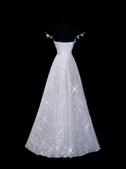 Elegantes, langes, weißes Paillettenkleid in A-Linie mit Spaghettiträgern – perfekt für festliche Anlässe wie Abschlussball, Dinner oder Party (Modell AS614).