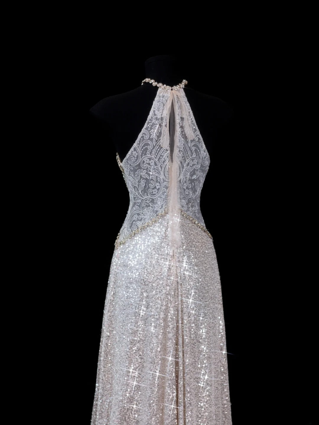 Elegantes, langes, champagnerfarbenes Pailletten-Abendkleid in A-Linie mit Neckholder – perfekt für festliche Anlässe und Dinnerpartys (AS615)