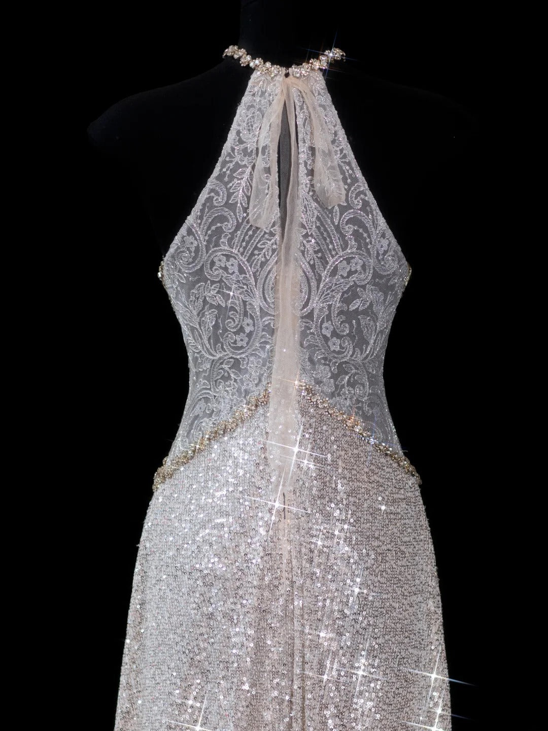 Elegantes, langes, champagnerfarbenes Pailletten-Abendkleid in A-Linie mit Neckholder – perfekt für festliche Anlässe und Dinnerpartys (AS615)