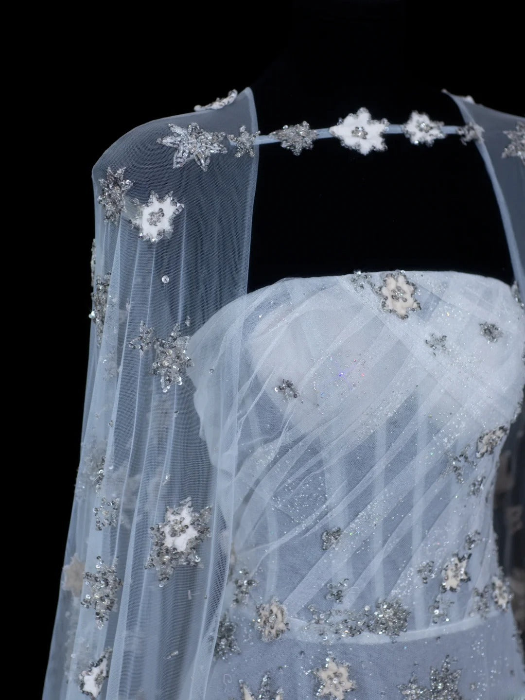 Robe de soirée longue élégante en tulle, coupe trapèze, sans bretelles, avec cape en tulle. Tenue de dîner chic et raffinée. AS616