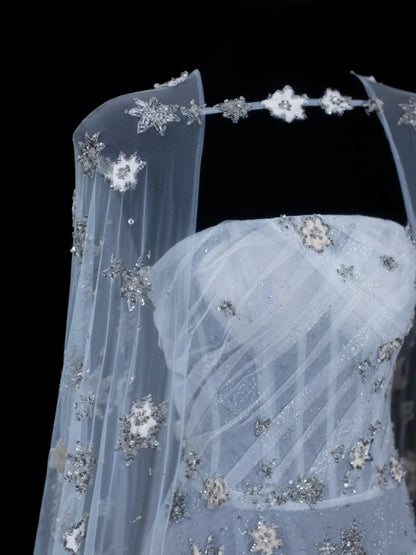 Robe de soirée longue élégante en tulle, coupe trapèze, sans bretelles, avec cape en tulle. Tenue de dîner chic et raffinée. AS616