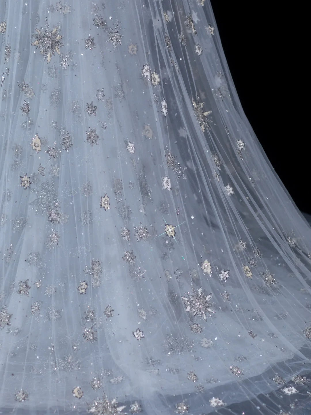 Robe de soirée longue élégante en tulle, coupe trapèze, sans bretelles, avec cape en tulle. Tenue de dîner chic et raffinée. AS616