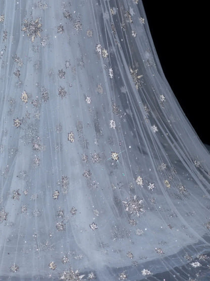 Robe de soirée longue élégante en tulle, coupe trapèze, sans bretelles, avec cape en tulle. Tenue de dîner chic et raffinée. AS616