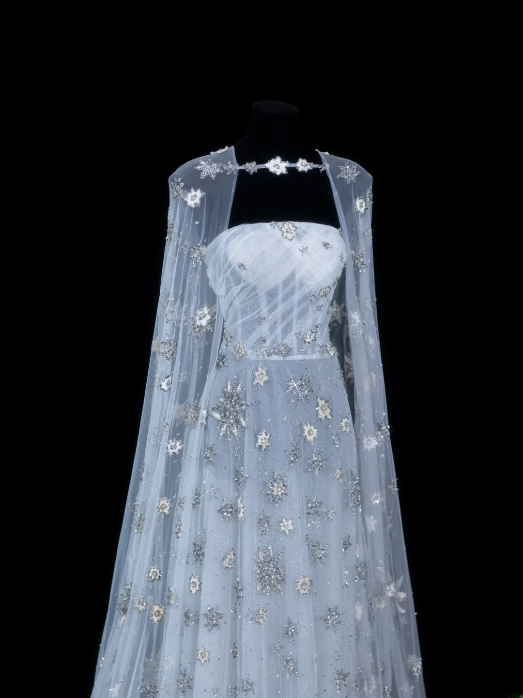 Robe de soirée longue élégante en tulle, coupe trapèze, sans bretelles, avec cape en tulle. Tenue de dîner chic et raffinée. AS616
