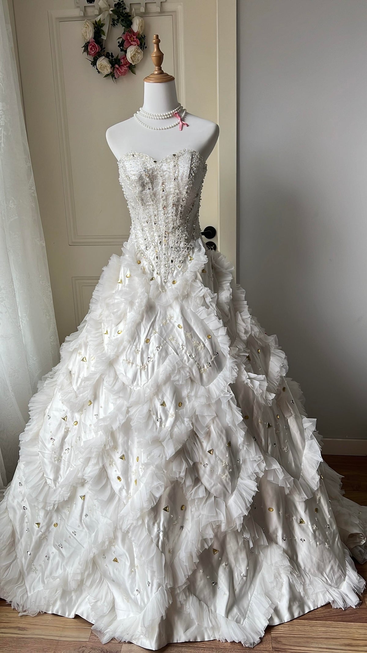 Weißes Sweet-16-Quinceañera-Kleid, herzförmiger Ausschnitt, perlenverziert, Tüll, gestuftes Ballkleid mit Rüschen, Sweet-16-Kleid RC0864