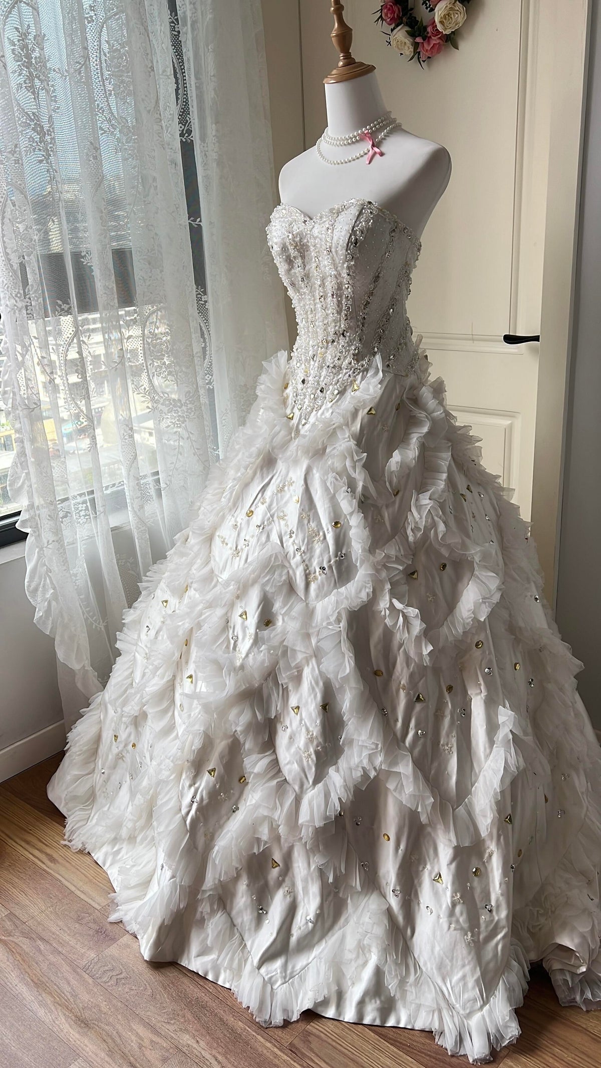 Weißes Sweet-16-Quinceañera-Kleid, herzförmiger Ausschnitt, perlenverziert, Tüll, gestuftes Ballkleid mit Rüschen, Sweet-16-Kleid RC0864