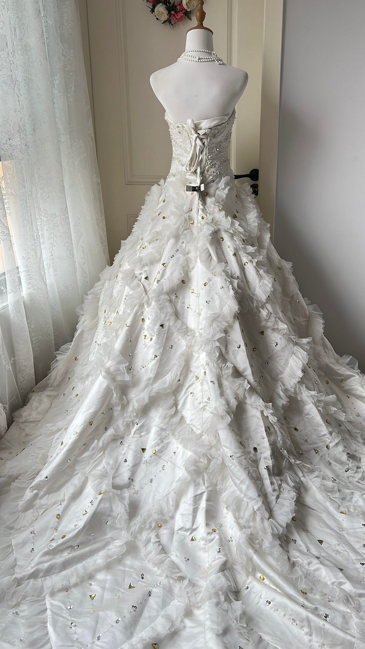 Weißes Sweet-16-Quinceañera-Kleid, herzförmiger Ausschnitt, perlenverziert, Tüll, gestuftes Ballkleid mit Rüschen, Sweet-16-Kleid RC0864