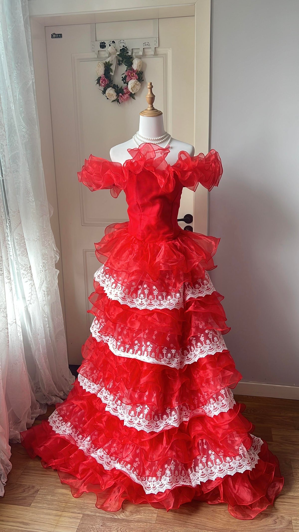 Dezentes Ballkleid für den Abschlussball, schulterfrei, rotes elegantes Abendkleid mit gestuften Lagen für reifere Damen RC0859