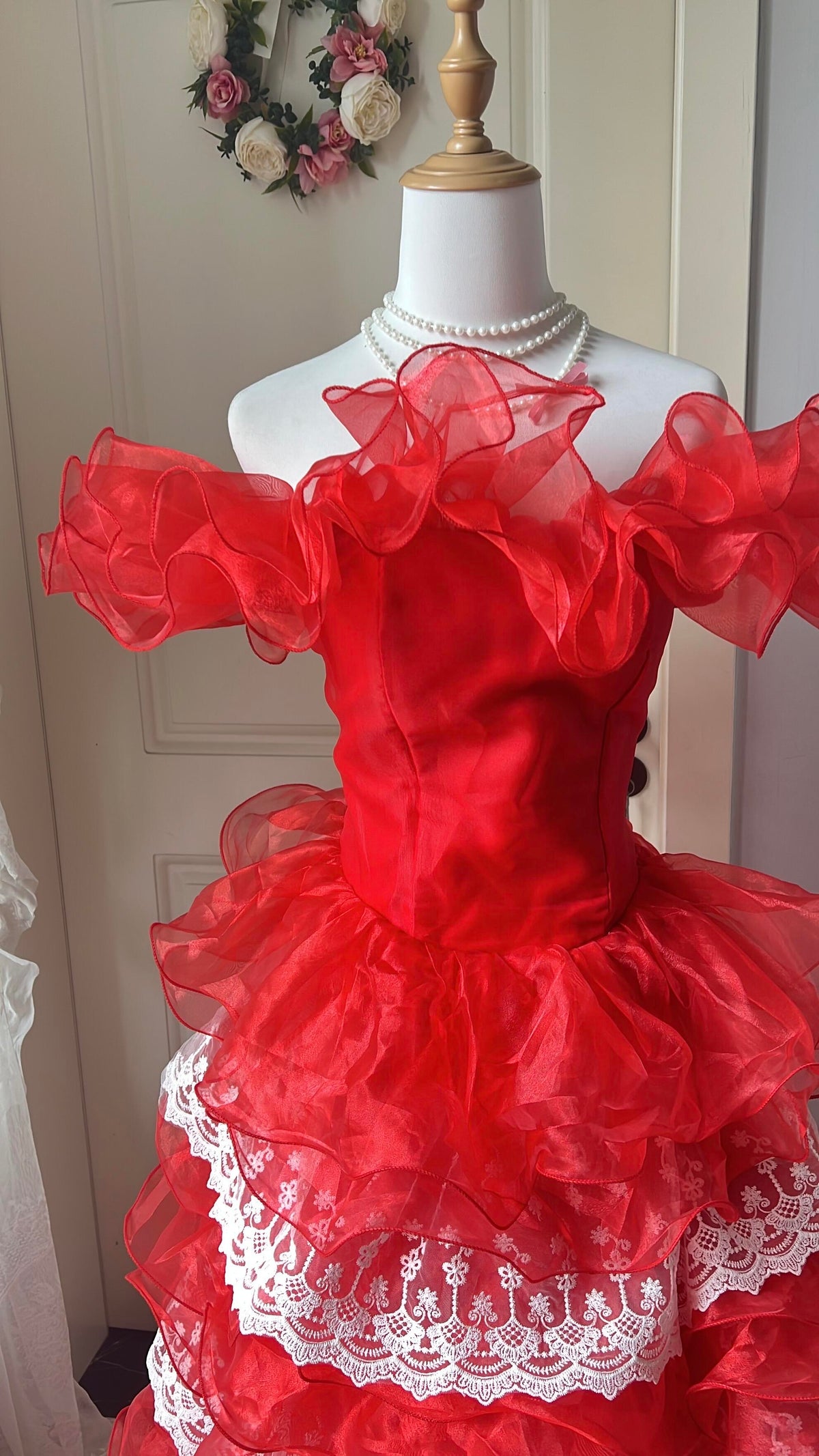 Dezentes Ballkleid für den Abschlussball, schulterfrei, rotes elegantes Abendkleid mit gestuften Lagen für reifere Damen RC0859