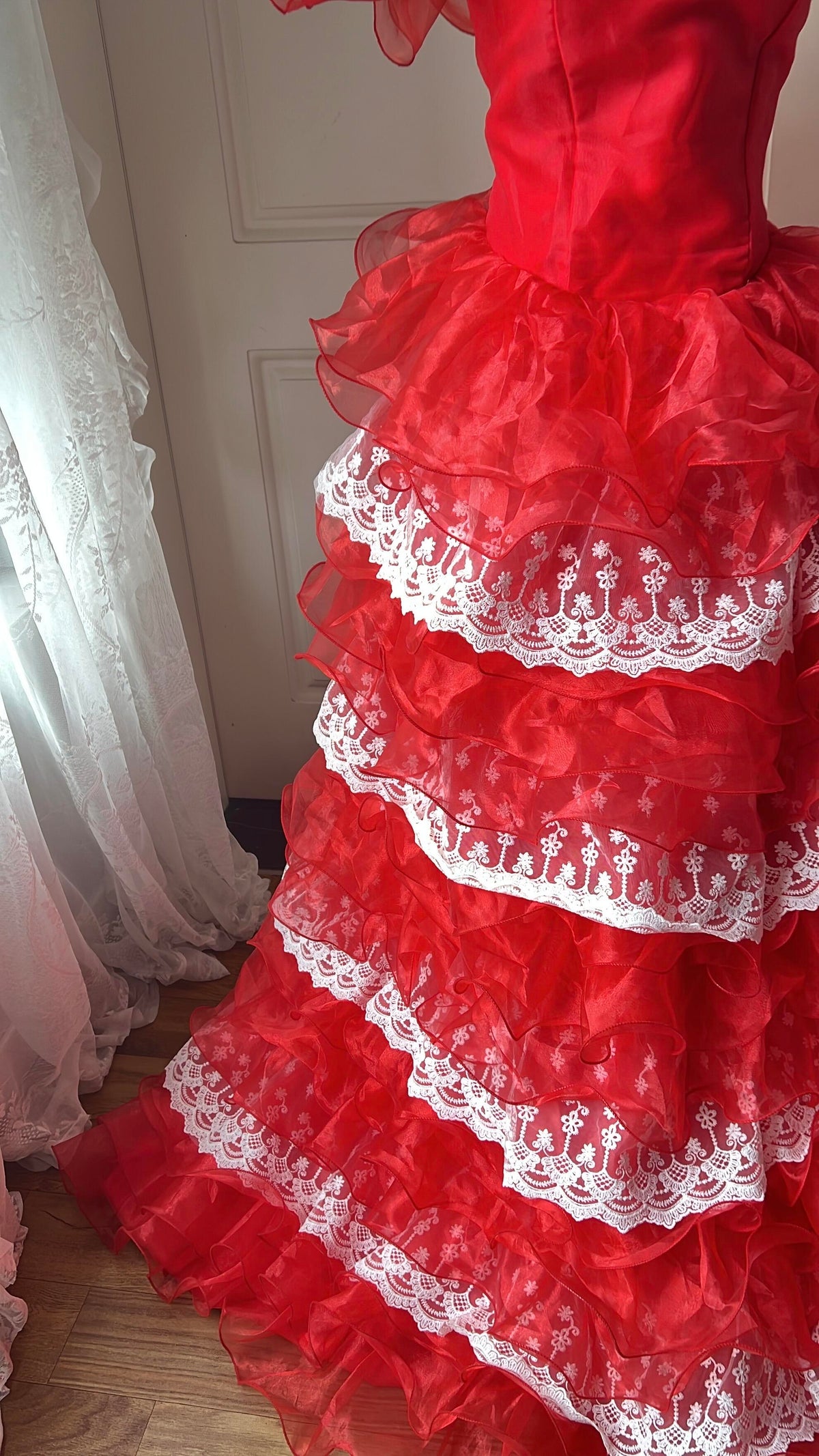 Dezentes Ballkleid für den Abschlussball, schulterfrei, rotes elegantes Abendkleid mit gestuften Lagen für reifere Damen RC0859