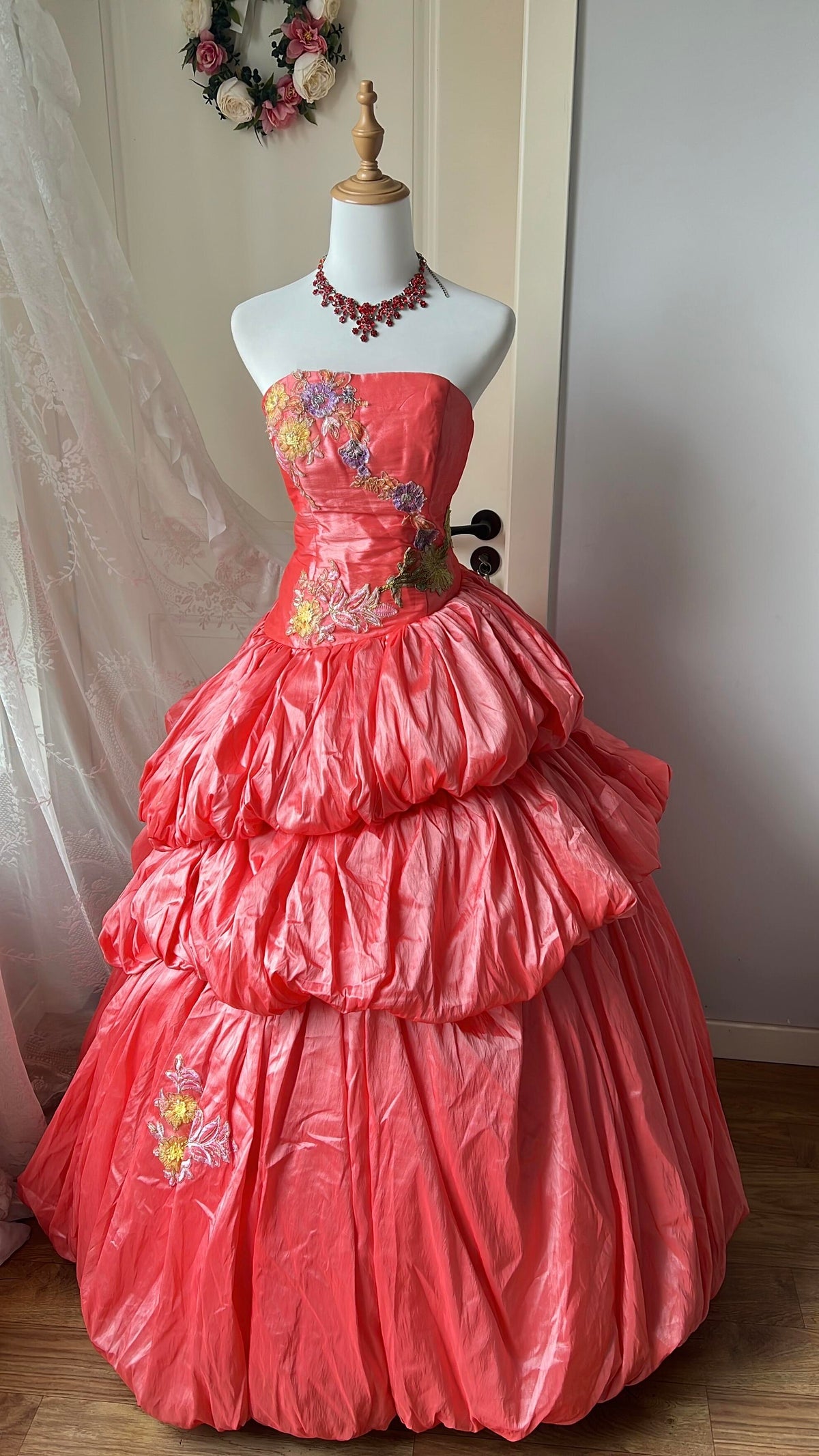 Sweet 16 Quinceañera Ballkleid trägerlos koralle Taft mit gestufter Spitze Geburtstagsparty-Kleid RC0857