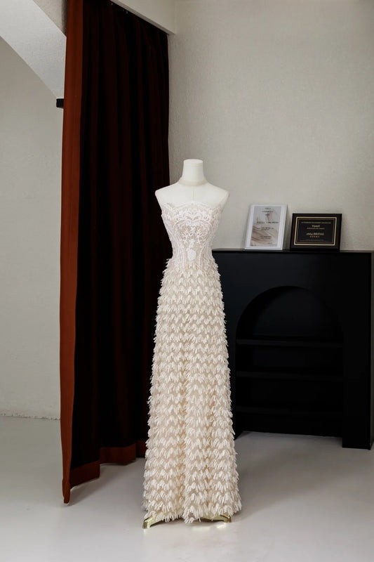 Wunderliche A-Linie Trägerlos Ausgestattet Lange Spitze Brautkleid Brautkleider Brautkleider AU009