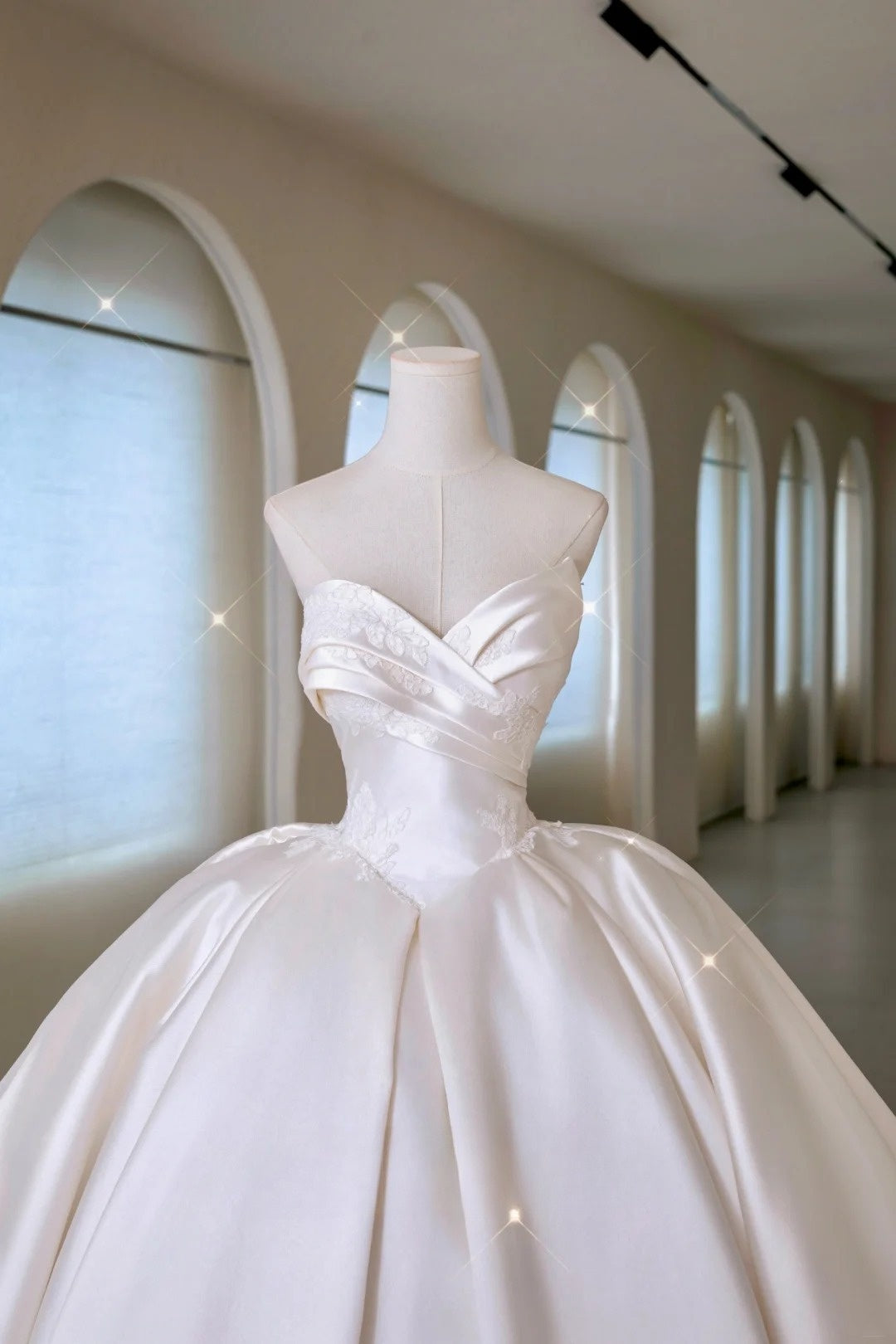 Elegant Ball Gown Sweetheart Fitted Corset Ruffles Satin Wedding Dress Bride Gowns Wedding Dresses With Gloves AU011