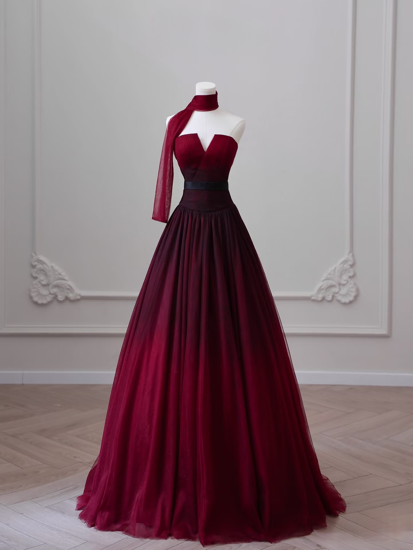 Elegantes Ballkleid, trägerlos, ärmellos, burgunderrot, Tüll, bodenlang, tolle Ballkleid-Inspirationsideen, Ball-Inspirationskleider, Abschlusskleid AU016
