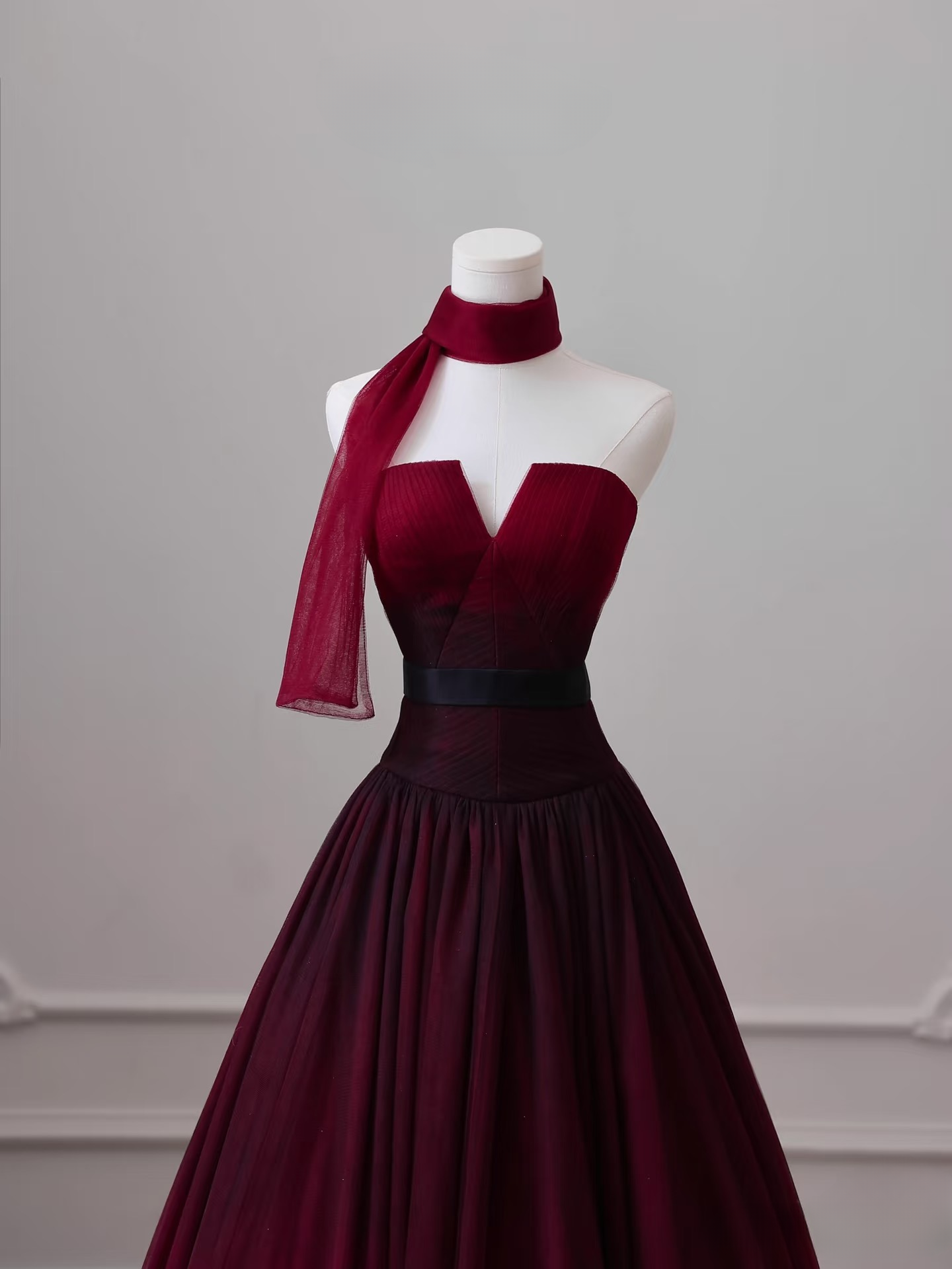 Elegantes Ballkleid, trägerlos, ärmellos, burgunderrot, Tüll, bodenlang, tolle Ballkleid-Inspirationsideen, Ball-Inspirationskleider, Abschlusskleid AU016