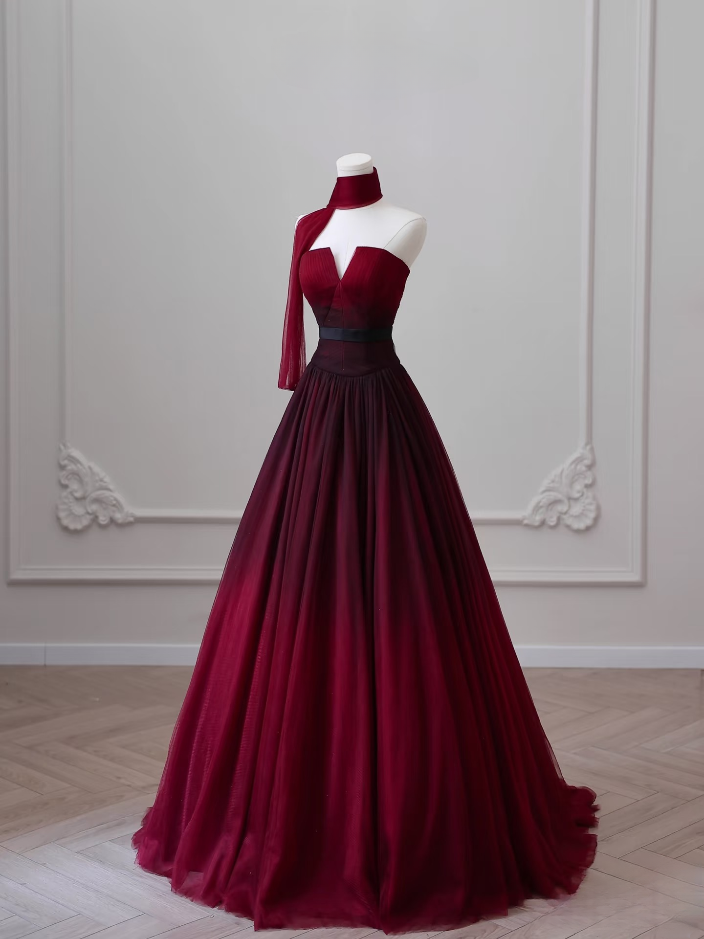 Elegantes Ballkleid, trägerlos, ärmellos, burgunderrot, Tüll, bodenlang, tolle Ballkleid-Inspirationsideen, Ball-Inspirationskleider, Abschlusskleid AU016